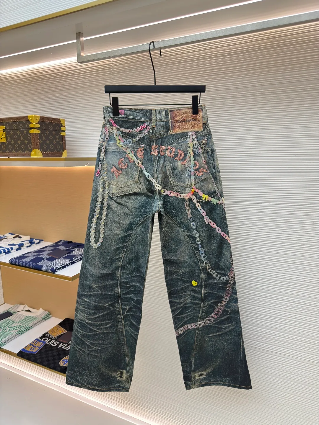 Acne Studios chain 3D printed straight jeans ●Authentic product: Purchased and developed by 4379 ●Item number: 1680156-A75 ●Material: denim ●Technology: Printing ●Version: fitted version ●Weight: about 600 grams ●Size: 42-44-46-48-50-52 ●Description: 1981M jeans are loosely cut, low-waisted, wide-legged and long. Decorated with a seasonal trompe l'oeil print and made from mid-blue washed non-stretch denim. The overall wiring is straight and delicate, the fabric is comfortable and soft, and the color is consistent without color difference. It can be matched with the same style to create a fashionable look and control various occasions. Customized accessories, complete with three standards, same style for men and women!
